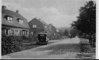 Dorpstr-1944-001.jpg - De Dorpstraat (Oude Postweg) was in 1935 een rustige buurt. Een auto was in die tijd een bijzonderheid en trok veel bekijks. hoewel je dat op deze foto niet zou zeggen. 