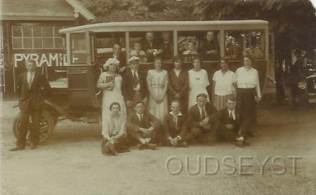Pyra-1915-002.jpg - Deze familie had een busje gehuurd om een dagje uit te gaan naar de Pyramide van Austerlitz. Foto gemaakt omstreeks 1915.