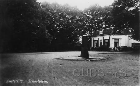 Schoolplein-1940-001.jpg - Het schoolplein met rechts de voormalige woning van het schoolhoofd. In de tijd van het militaire kamp heette het schoolplein marktplein (1804-1809). Foto gemaakt in 1940.