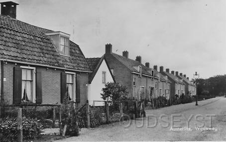 Wijdeweg-1961-001.jpg - De Weideweg is op 29 oktober 1925 genoemd naar een aan deze weg gelegen weiland. De Weideweg werd vroeger Linie genoemd. Opname van 1961