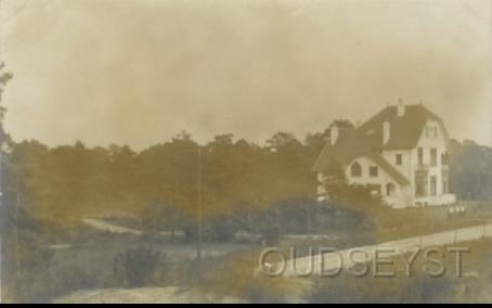 Biltsew-1914-002.jpg - Dit is Villa Zonheuvel gebouwd in 1910 door bouwkundige Rijk Cruijff uit Zeist voor mevrouw J.F. Ebeling-Wijk uit Utrecht. Zij heeft deze foto genomen vanaf een hoger gelegen heuvel en je ziet dat de villa's Dalhoeve en Op 't Sand er nog niet staan, want die zijn allen in 1916 gebouwd. Hoe rustig wonen was het toen. opname van omstreeks 1910