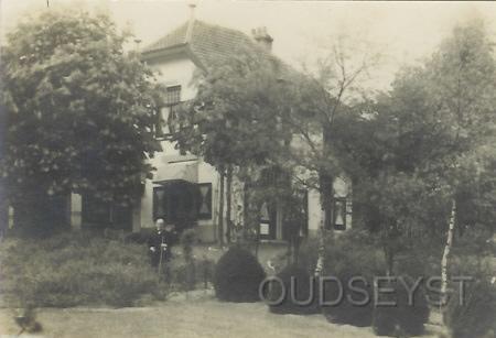 Dennenw-1921-001.jpg - Dit is villa 't Heuveltje gebouwd in 1917-18, want in het adresboek van Zeist uit 1918-19 is het huis onbewoond. In 1920 was de heer J.M. Jockin, beroep Assuradeur de eerste bewoner en staat hier in de voortuin van zijn huis te poseren voor de camera. Opname 1921