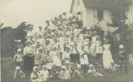 Gez.heidk.-1910-001.jpg - In Huis ter Heide, Den Dolder, en Bosch en Duin waren 3 Gezondheidskolonies, dit waren de Amsterdamsche kolonie aan de Dolderscheweg 9b, de Israelitische kolonie aan de Baarnseweg 60 allebei in Den Dolder. Op de foto is de Utrechtschekolonie te zien met bleekneusjes die uit de stad kwamen om hier op een frisse neus te halen want dat was geen luxe in de jaren '20 en '30. De Utrechtsche kolonie was gevestigd naast het Station Bosch en Duin aan de Duinweg 35. Opname van 1910