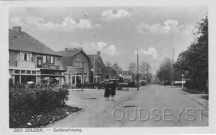 Doldw.-1930-003.jpg - Den Dolder had een klein winkelcentrum aan de Dolderscheweg. Links van de Dolderscheweg waren gevestigd Modelslagerij A. van Veldhuijzen, Bakkerij-Luchroom W.M. Hardeman, Automobielenhandel J.van Kooij, woonhuis van R. de Groot, en schilder G. Tijsma. De achtereenvolgens huisnrs. 87 tot 93. Opname van 1930