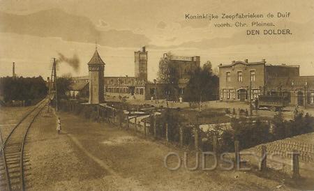 deduif-1915-001.jpg - De Koninklijke Zeepfabrieken ,,de Duif'' voorheen Chr. Pleines. De heer Chr. Pleines was genoodzaak om snel een stuk grond te vinden in de omgeving, omdat zijn fabriek in Amersfoort was afgebrand en hij vond hier in Den Dolder een stuk grond, dat hij kocht in 1902 van de familie Boissevain, die eigenaar was. Chr. Pleines verkocht de fabriek in 1918. Er is een straatnaam naar hem genoemd, de Pleineslaan. Opname van 1917.