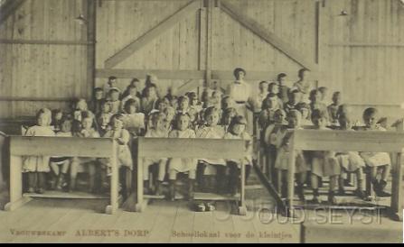 Alberts-1915-002.jpg - Vrouwenkamp Albert'sdorp. Schoollokaal voor de kleinste kinderen. Foto gemaakt in 1915.