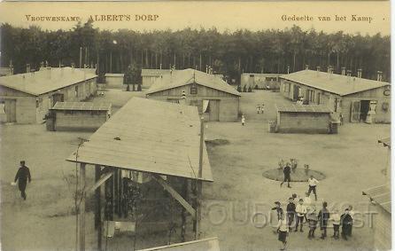 Alberts-1916-002.jpg - Albertsdorp was bedoeld voor de Belgische vrouwen en kinderen die gevlucht waren in 1914. Ze mochten niet in hetzelfde kamp als de mannen. In het vrouwenkamp waren voorzieningen getroffen zoals: een school, winkel, wasscherij, barakken met slaapplaats, cantine, enz. Foto gemaakt in 1916.