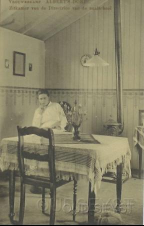 Alberts-1916-003.jpg - Vrouwenkamp Albert'sdorp. Zitkamer van de Directrice van de naaischool. Foto gemaakt in 1916.