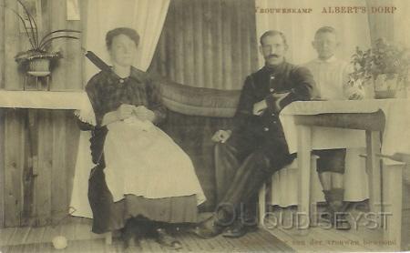 Alberts-1916-005.jpg - Vrouwenkamp Albert'sdorp. Kamer zoals bewoond door één van de vrouwen. Foto gemaakt in 1916.