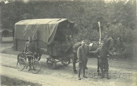 Internk-1914-005.jpg - Het kamp van Zeist moest ook worden bevoorraad met allerlei artikelen zoals: voedsel, kleding, wasbenodigheden, medicijnen enz. Dat ging per trein over het geniespoor of via deze proviantwagen. Foto gemaakt tijdens de Eerste Wereldoorlog.