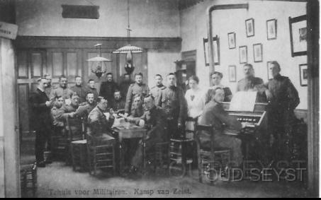 Internk-1917-002.jpg - Het tehuis voor militairen stond tot 1920 in het Kamp van Zeist. Daarna verhuisde het naar banningstraat (nr. 13) aan de rand van het vliegveld. Foto van het interieur gemaakt in 1917.