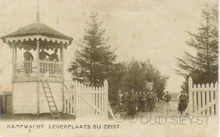 Legerk-1909-001.jpg - Legerkamp bij Zeist (1900-1914). Legerkamp van Nederlandse Militairen die in dienst moesten in Zeist. Hoofdingang van het Kamp met wachttoren in 1909. 