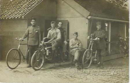 Legerk-1916-002.jpg - Op het Kamp van Zeist konden de soldaten in hun vrije tijd een fiets of motor pakken zodat ze een toer konden maken door de omgeving of om familie te bezoeken. Foto gemaakt omstreeks 1913.