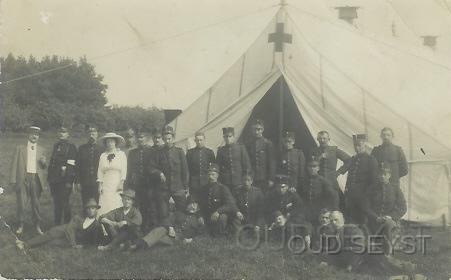 Legerk-1917-004.jpg - Legerkamp bij Zeist. Dit was de Ambulance tent van het kamp. Hier werden de zieken en gewonden verpleegd. Op de foto staan de verplegers, dokters, verpleegsters, en militairen. Foto gemaakt omstreeks 1913.