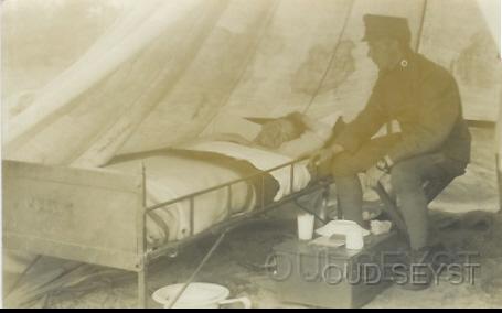 Lergerk-1916-004.jpg - Op het Kamp van Zeist kwam de hospik ook wel eens langs in de tent van de manschappen. Foto gemaakt op 16 sept. 1916.