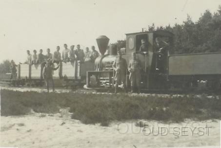 Luchtd-1928-002.jpg - De locomotief “Zeist” brengt soldaten uit het kamp naar hun bestemming (juni 1928). De Loc is in 1909 in dienst genomen. Daarvoor hadden ze alleen de Loc “Schoorl” die vanaf 27 oktober 1903 in dienst was en die na de eerste wereldorlog. zijn laatste stoom uitblies.