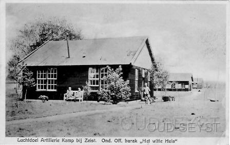 Luchtd-1939-001.jpg - Luchtdoel Artillerie Kamp (1919-1940). Zicht op een officierenbarak genaamd “Het Witte Huis” met officieren in 1939. 