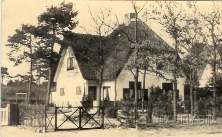 Soesterberg-Onb-1935-083.jpg - Wie weet waar deze alleenstaande villa staat in Soesterberg. Opname 1935. Info c.q. oplossingen gaarne sturen naar Info@oudseyst.nl