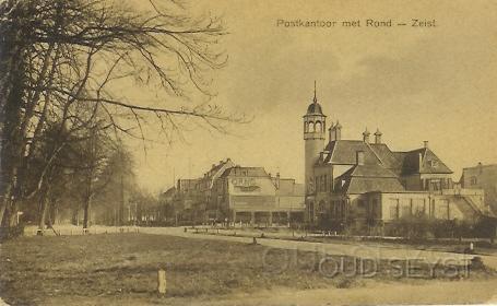 Postkantoor-1924-001.jpg - Het Postkantoor met 't Rond, gebouwd in 1912 door architect Jan Stuivinga. Op deze plek stond vroeger het huis van de dames Walkart, die het als zomerverblijf gebruikten. Gezicht vanaf de Lageweg. Opname van 1924.