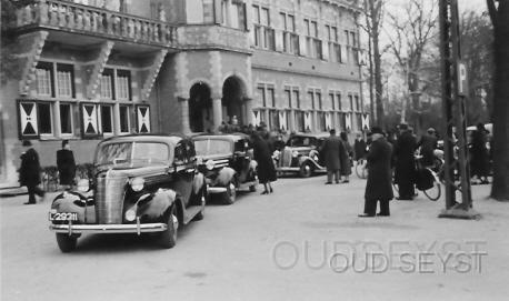 Raadhuis-1935-001.jpg - Het Gemeentehuis met 3 automobielen en veel mensen. Wie weet iets van deze foto? Laat het ons weten. Opname Omstreeks 1935. Fotograaf: Hoekstra, Driebergen