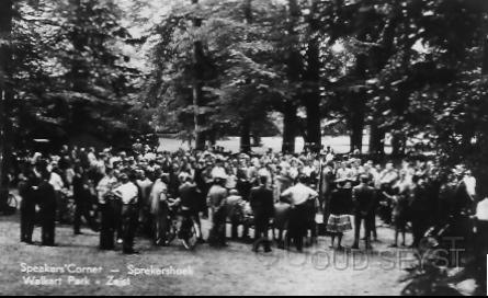 Walkartpark-1960-001.jpg - Speakers'Corner Walkartpark. Eind vijftiger jaren. ‘Bezoek de Sprekershoek in het Walkartpark, elke vrijdagavond in de maanden juli en augustus. Aanvang half 8.