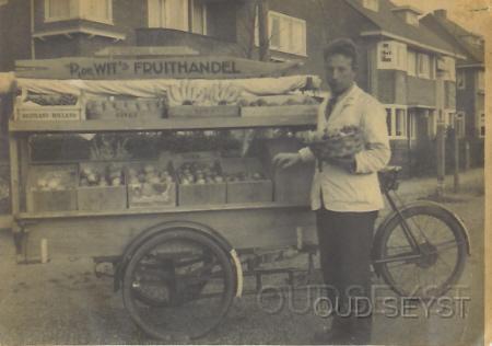 Burg.Patijnl-1950-002.jpg - De heer P. de Wit verkocht fruit (en later ook groente) in zijn wijk Patijnpark. Hier is hij te zien op de Burg. Patijnlaan (ter hoogte van nr. 214). Foto gemaakt in de jaren ’50.