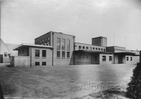 Bergweg-1929-001.jpg - Het Zeister abattoir aan de Bergweg werd in 1931 geopend en stond op de hoek van de Bergweg, Dijnselburgerlaan. Het gebouw met bijgebouwen werd in de jaren '70 afgebroken. Nu staan er villa's op deze locatie. Foto gemaakt in 1931.