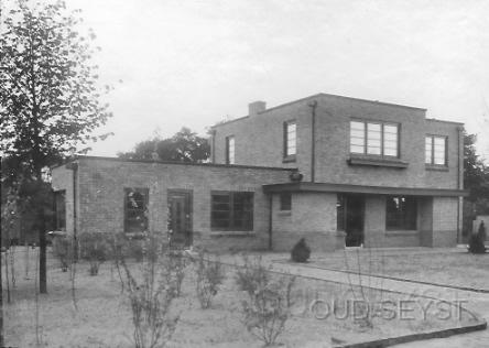 Bergweg-1929-002.jpg - Het Zeister abattoir met bijgebouw, gelegen aan de Bergweg. Wie weet waar dit bijgebouw voor diende? Foto gemaakt in 1931.