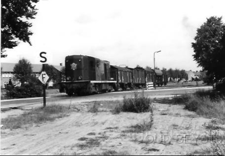 Bergweg-1965-004.jpg - De goederentrein van Utrecht naar Zeist die de Bergweg oversteekt. Op de achtergrond is de Sumatralaan te zien. De laatste rit van de goederentrein was op 28 mei 1972 op het traject Zeist-Bilthoven. Het personenvervoer was op 5 mei 1941 al gestopt. Foto gemaakt in 1965.