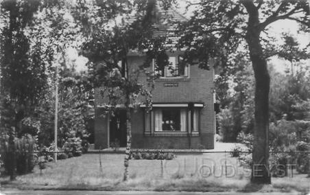 Berkenlaan-1936-001.jpg - Villa “Dennenrust” aan de Berkenlaan (nr. 26). De Berkenlaan is in 1921 door de gemeente Zeist overgenomen van de N.V. Schaerweijder Bosschen. Foto gemaakt in 1936.