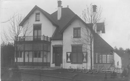 Dalweg-1925-002.jpg - Villa “Irene” aan de Dalweg (nr. 3), hoek Berkenlaan. In 1921 bewoond door Jhr. G.E. de Geer en Jkvr. M. de Geer. Het huis is afgebroken. Nu staat hier een huis waar in 2006 Makelaar Anne Gaastra gevestigd was. Foto gemaakt in 1925.