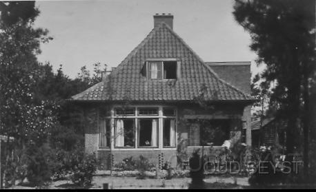 Dalweg-1930-001.jpg - Een foto van een villa aan de Dalweg (nr.13). Het huis is gebouwd in de jaren '20, en is in de jaren '60 van binnen en buiten iets veranderd. Foto gemaakt in 1930.