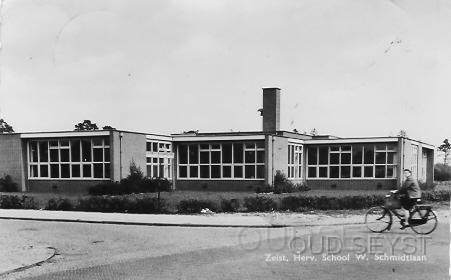 Schmidtln-1958-001.jpg - De Hervormde School aan de Willem Schmidtlaan in de Verzetswijk. De laan werd vernoemd naar Willem Schmidt (1921). Hij was medisch student, woonachtig aan de Boulevard en is overleden in het tuchthuis Sonnenberg in 1945. Het gebouw huisvest nu basisschool "De Wegwijzer". De foto is gemaakt in 1958 gezien vanaf de hoek van de Johannes Postlaan/Nepveulaan.