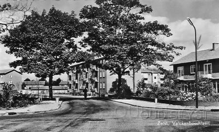 Valckenbln-1958-001.jpg - De Valckenboschlaan werd in 1954 vernoemd naar landgoed “’t Valckenbosch”. Zicht op de flats gelegen aan de Burg. van Tuylllaan en de Tetslaan. Foto gemaakt in 1958.