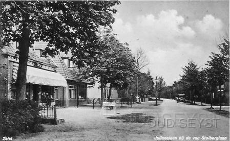 Jullianalaan-1933-002.jpg - Julianalaan bij de van Stolberglaan. Aan de linkerkant staan de panden van kruidenier J. Harteveld (nr. 37-39), Op nr. 41 schoenmaker G. Kooij, en op nr. 43 kruidenier J.F.C. Ommering. Foto gemaakt in 1933.