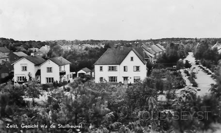 Stuifheuvel-1965-001.jpg - Gezicht vanaf de Stuifheuvel. Rechts de hoek Oranje Nassaulaan, Prinses Irenelaan. Foto gemaakt in 1952.