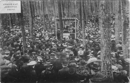 Zendingsfeest-1910-001.jpg - Christelijk Nationaal Zendingsfeest. Dit feest werd in het begin van de vorige eeuw ieder jaar gehouden in het bos bij Tussen de Dennen. Foto gemaakt in 1910.