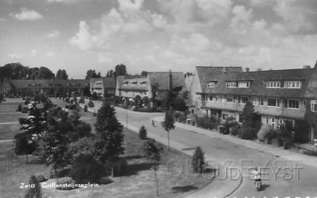 Griffenst-1950-001.jpg - Dit is een afbeelding van het Griffensteijnseplein. Het plein kreeg deze naam op 22 juni 1933. De naam is ontleend aan een oude boerderij (“Griffensteijn”) die toentertijd aan de Waterigeweg stond. Deze boerderij is in 1934 afgebroken. Foto gemaakt in 1950.