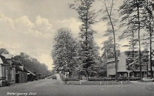 Griffensteijn-Kersbergen0010.jpg - De Waterigeweg dankt zijn naam aan het drassige gebied, waarin deze oude kerkweg gelegen was. In 1937 had de Waterigeweg een heel ander uiterlijk dan op dit moment. De woonhuizen links waaronder Moterpakschuitdienst Fa. C. Ekdom was gevestigd zijn afgebroken, hier staat nu een flatgebouw op de hoek van de Lageweg. Rechts het schakelstation “Kersbergen” van het (PUEM) Provinciale Utrechtse Electriciteits Maatschappij en is gebouwd in 1928-29 en staat op de hoek van de Henriëtte van Lijndenlaan 1. Nu is hier van Tellingen Interieurs gevestigd. Opname van 1937.