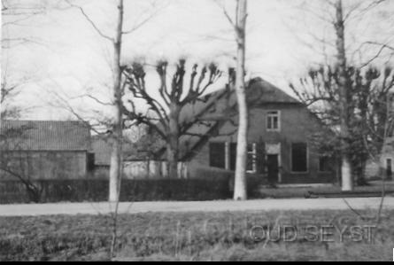 Griffensteyn-1929-001.jpg - De oude boerderij “Griffensteijn” aan de Waterigeweg (nr. 11). De boerderij moest in 1934 wijken voor de nieuw te bouwen wijk Griffensteijn. Foto gemaakt in 1929.