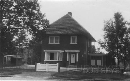 Kersbergenln-1930-002.jpg - Dit is een afbeelding van huize “Onzenoord” aan de Kersbergenlaan (nr.7). Het huis is in 1930 gebouwd en de foto op de kaart is net na oplevering genomen. Achterop de ansicht is tevens een herinnering te lezen. De kaart is verzonden op 10 augustus 1930. Volgens het adresboek van 1933 was de heer C. van Wijk, directeur gemeentewerken, hier met zijn gezin woonachtig. Het afgebeelde pand draagt tegenwoordig de naam “Moravia”.