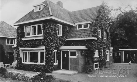 Kersbergenln-1950-003.jpg - Verpleeghuis “Klein Veenendaal” wat ook wel “Klein Veen en Daal” werd genoemd bevond zich aan de van Renesselaan (nr. 2). Later is het pand verbouwd en heeft het er een verdieping bij gekregen. In 1962 is de naam van het huis veranderd in “Huize van Renesse”. Foto gemaakt in 1948.