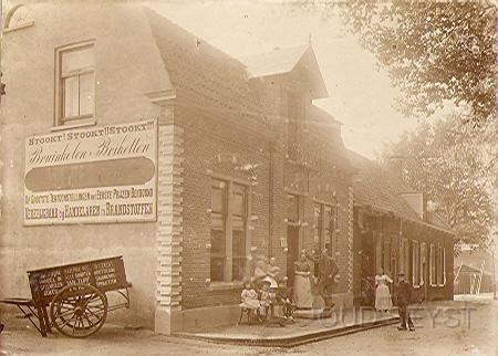 Waterigeweg-1898-001.jpg - Wie herkent deze opname nog van de Waterigeweg nr.5? Hier was C. van ekdom en J. van Ekdom gevestigd als Beurtschipper (Bode van Zeist op Utrecht) en hadden ook nog een brandstoffenhandel, zie achterste schuur op de foto waar nu de Lageweg gelegen is. Het huis heeft later aan de rechterkant een trapgevel gekregen en op de foto's is dat nog niet te zien. opname van omstreeks 1898.