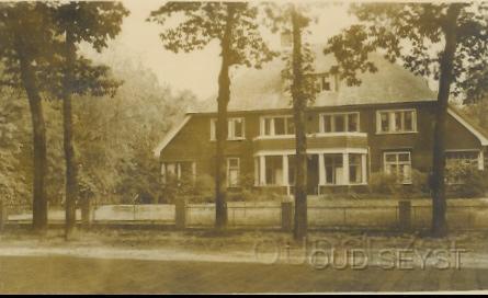 Boulevard-1947-003.jpg - Dit landhuis heeft gestaan aan de Boulevard (nr. 22). Het pand heeft plaatsgemaakt voor appartementen. Foto gemaakt in 1947.