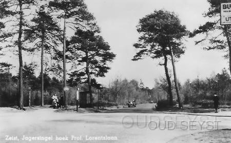 Jagersingel-1954-001.jpg - Jagersingel hoek Prof. Lorentzlaan. De Jagersingel is genoemd naar 't Jagershuis, dat gelegen is tussen de JAgersingel en de Woudenbergseweg (nr.15). Gemaakt op 1954.