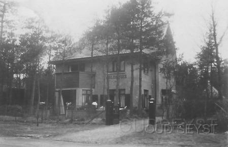 Mooielaantje-1922-006.jpg - Dit is een afbeelding van villa “Blokhuis” gelegen aan het Mooielaantje (nr. 63) wat tegenwoordig de Prof. Lorentzlaan heet. Het pand moet gebouwd zijn rond 1922 want de ansicht komt uit dat jaar en in het adresboek van 1921 komt het huis nog niet voor. In 1929 werd de villa bewoond door M. Koppius.