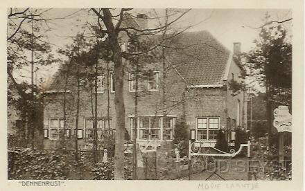 Mooieln-1925-001.jpg - Een afbeelding van zomer- en winterpension “Dennenrust” aan het Mooielaantje (nr. 32). Het lag tegenover hotel “Boschlust”. Het Mooielaantje werd in 1928 omgedoopt tot Prof. Lorentzlaan. Foto gemaakt in 1925.