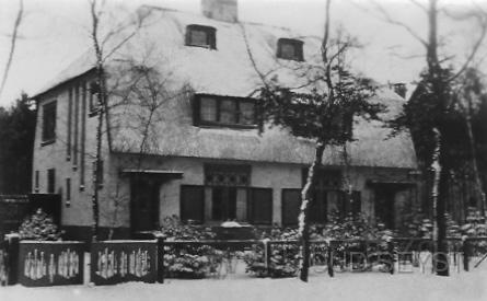 Prof.lorentzln-1930-004.jpg - Dit landhuis, wat in 1921 is ontworpen door de Haarlemse architect J.C. Slagter voor mejuffrouw F.W. Hamer uit Rotterdam, is gelegen aan de Prof. Lorentzlaan (nr. 40-42). Het pand is een monument van de derde categorie. Foto gemaakt in 1925.