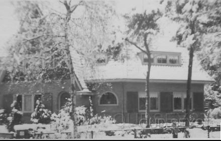 Prof.lorentzln-1951-008.jpg - Een afbeelding van de hoekwoning op de hoek Prof. Lorentzlaan (nr 171-173), Platolaan. Het huis werd in 1932 gebouwd. Het werd ontworpen door de gebroeders Koster uit Zeist in opdracht van C. Mansvelt. Foto gemaakt op 3 Januari 1951.