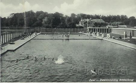 Blikkenburg-1937-001.jpg - Zicht vanaf de duikplank van zweminrichting “Blikkenburg”. Dit wasachter de Brouwerij in het voormalige koetshuis van Slot Zeist. Foto gemaakt in 1937.